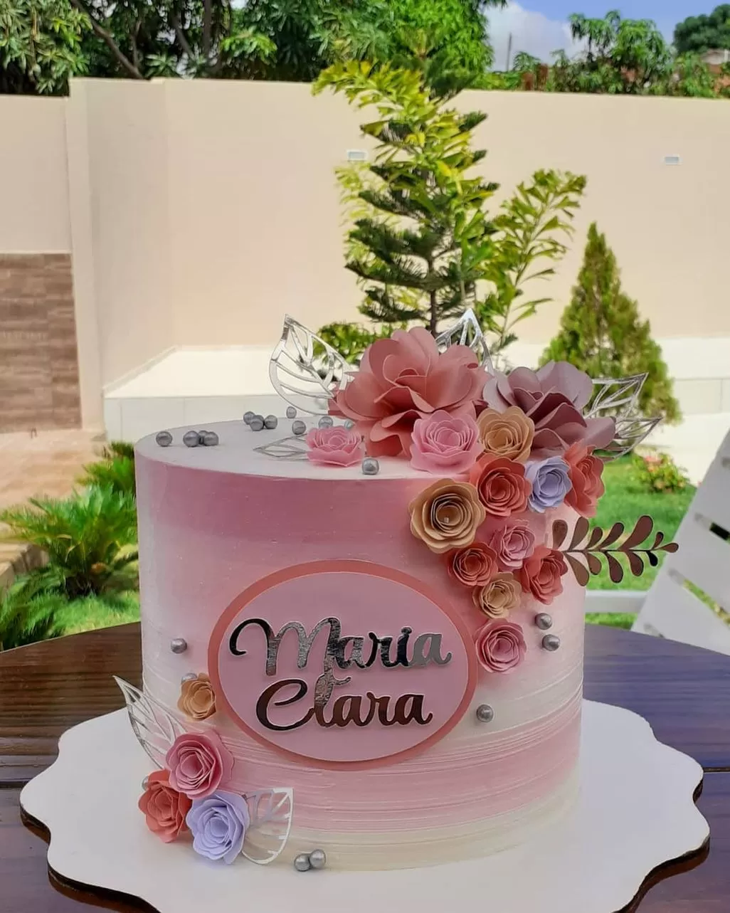 Bolo de 50 anos feminino branco com flores