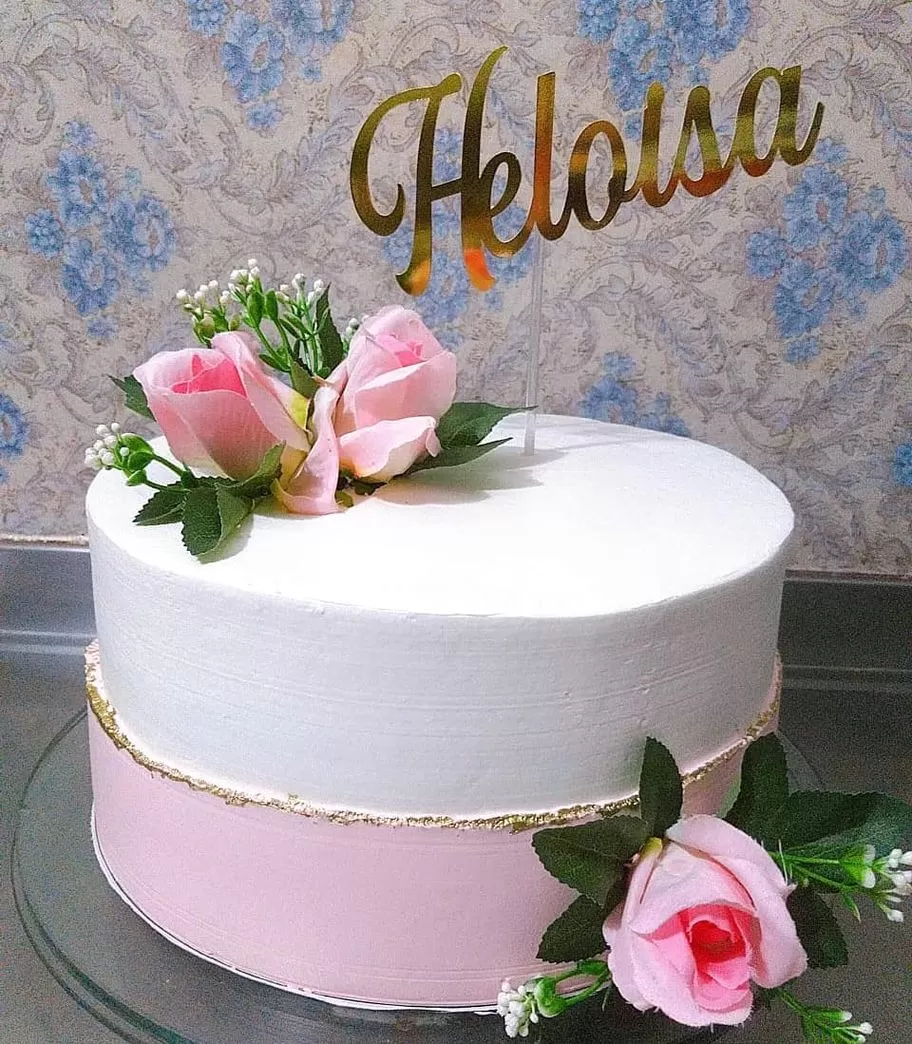 Bolo de aniversário feminino simples decorado com rosas de