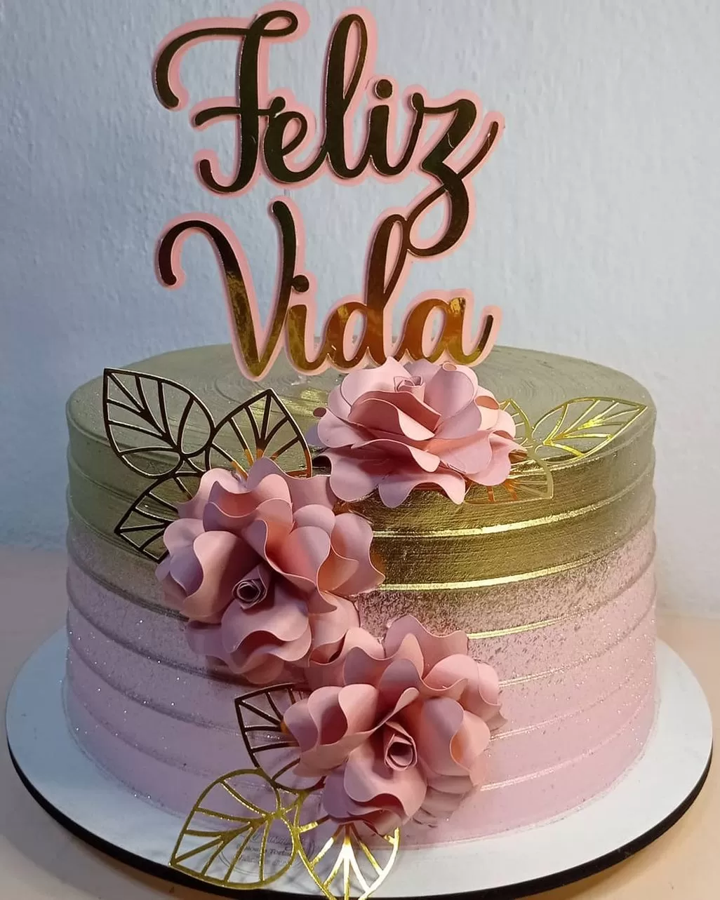 Bolo dourado com rosa  Bolo de aniversario adulto, Bolo de