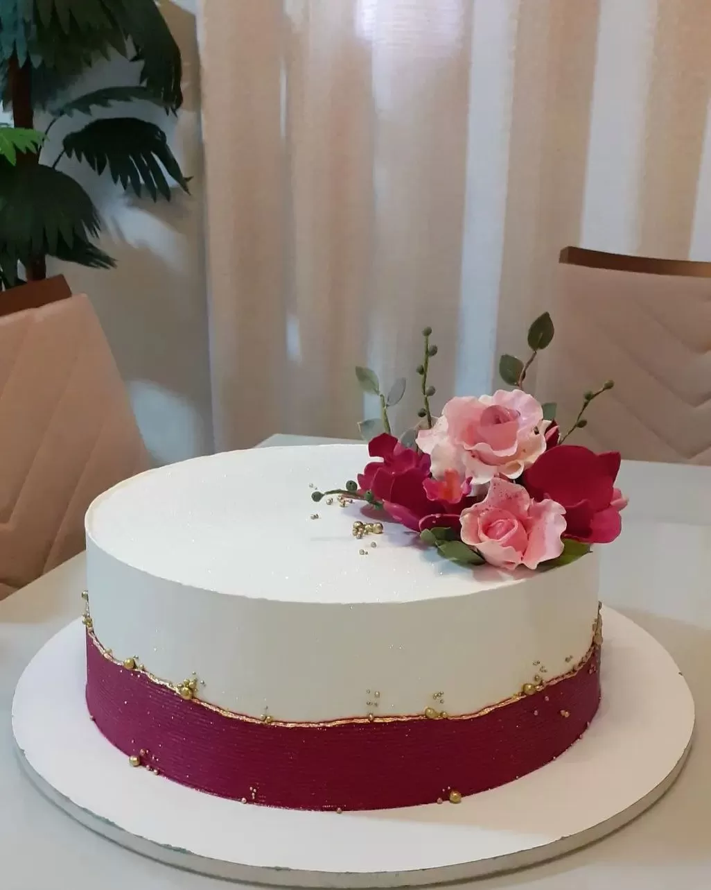 Feminino mão decorando o bolo de aniversário de casamento flor