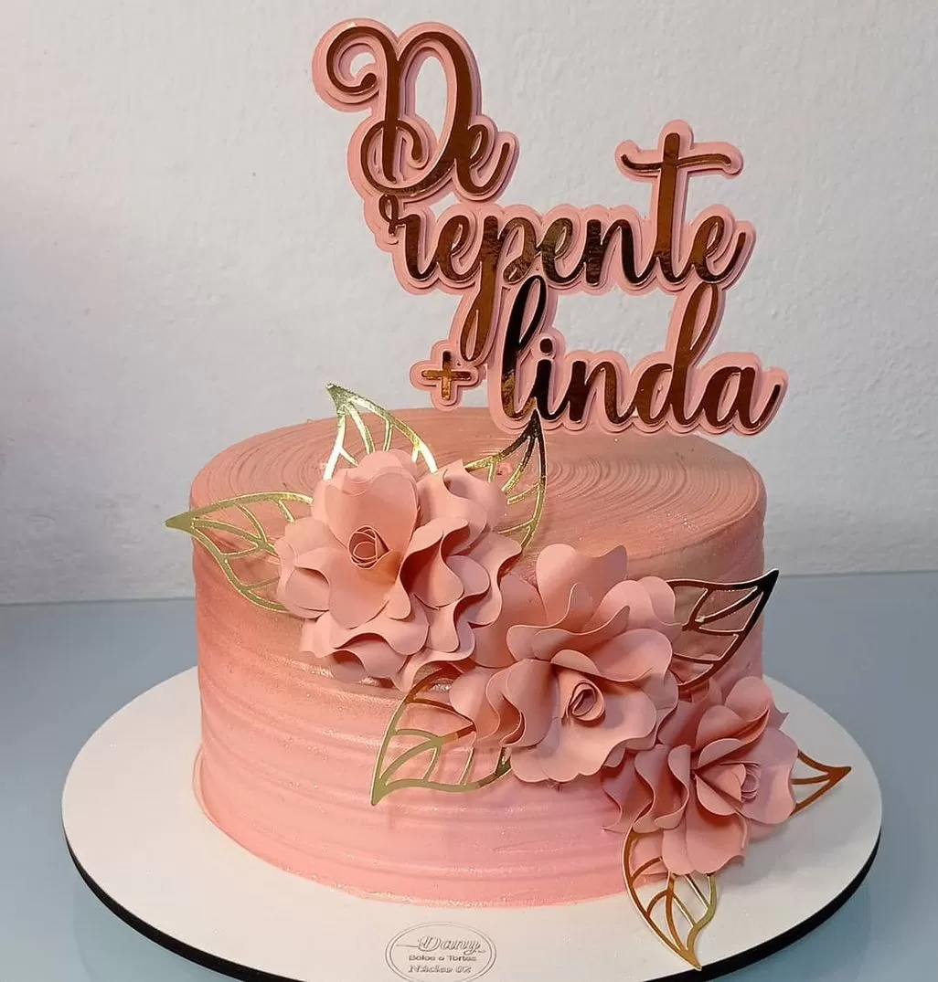 Bolo dourado com rosa  Bolo de aniversario adulto, Bolo de