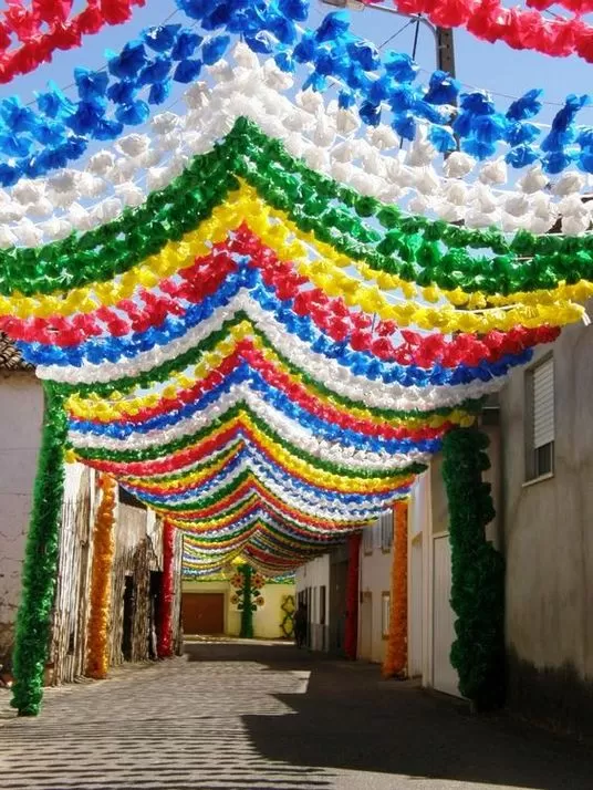 Decoração de Festa Junina. Bandeirolas de Sacos Plásticos