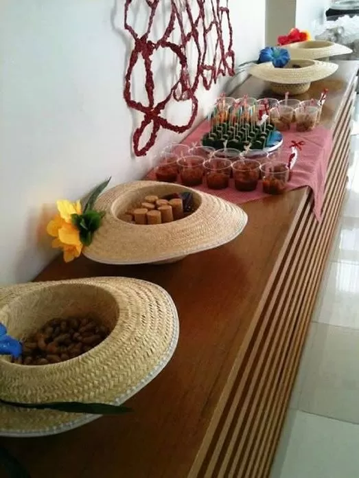 Decoração de Festa Junina. Chapéu compondo a Mesa