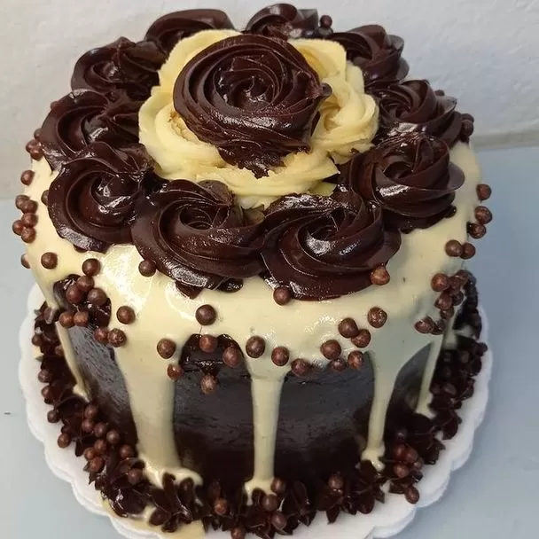 Decoração de Bolo de Aniversário Masculino. Preto e Branco