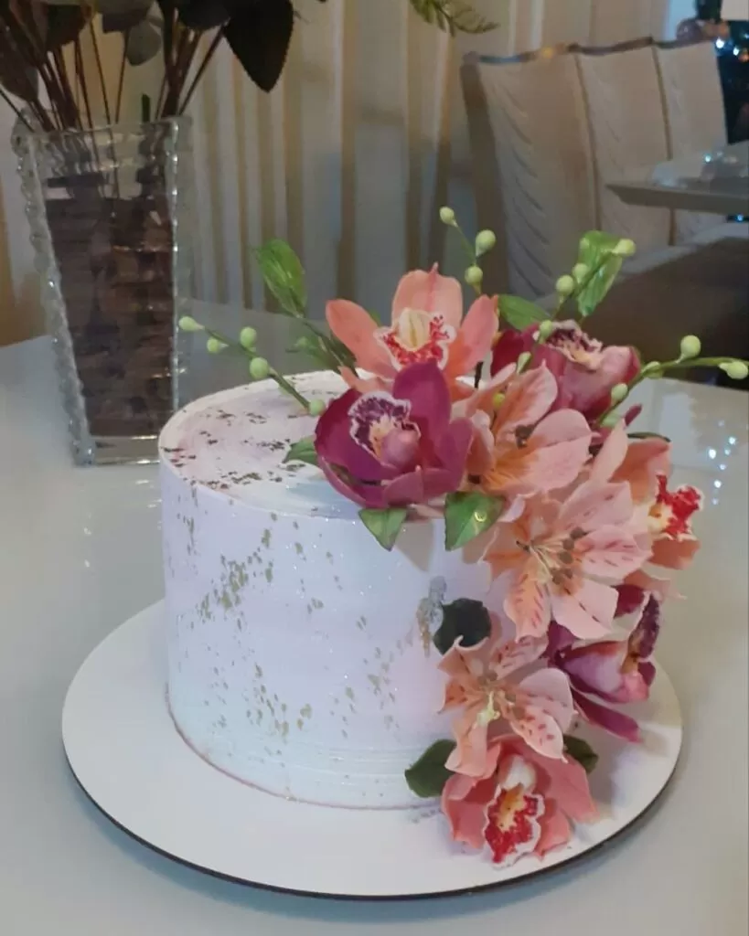 Bolo de Aniversário Feminino Moderno. Cascata de Flores