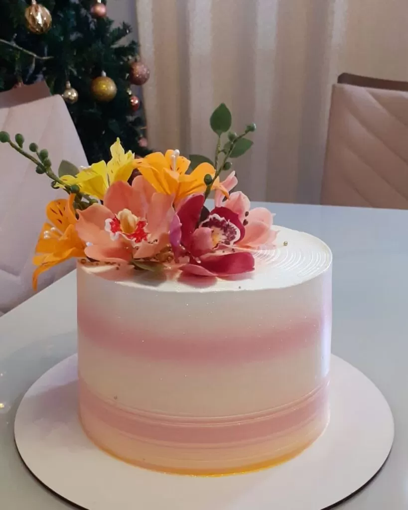 Bolo de Aniversário Feminino Moderno - Decoração Fácil