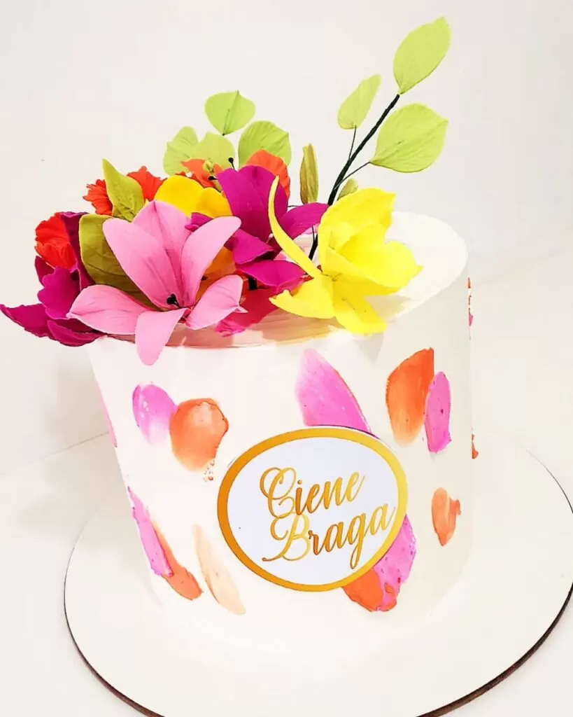 Bolo de Aniversário Feminino Moderno - Decoração Fácil