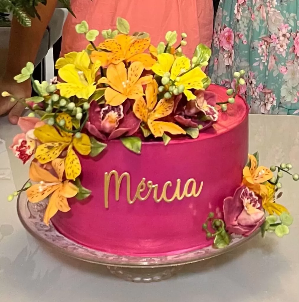 Bolo de Aniversário Feminino Moderno - Decoração Fácil