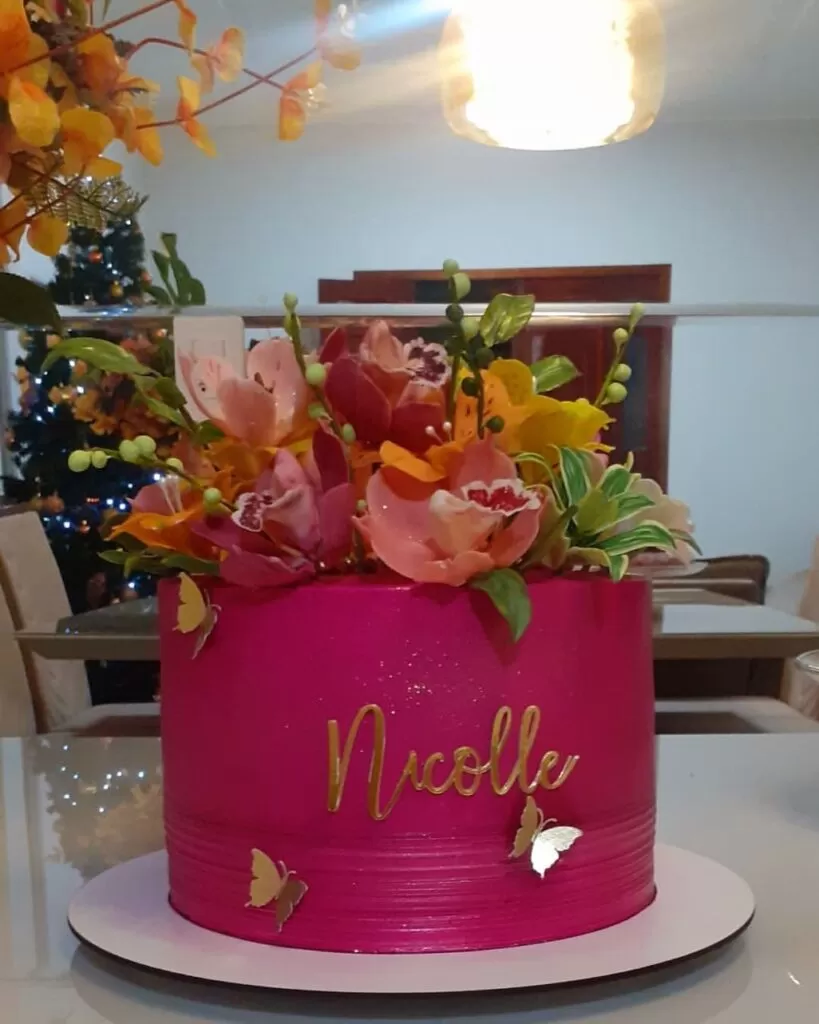 Bolo de Aniversário Feminino → Moderno, Personalizado, Simples, Rosa