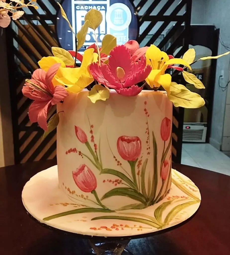 Bolo de Aniversário Feminino Moderno. Pintado