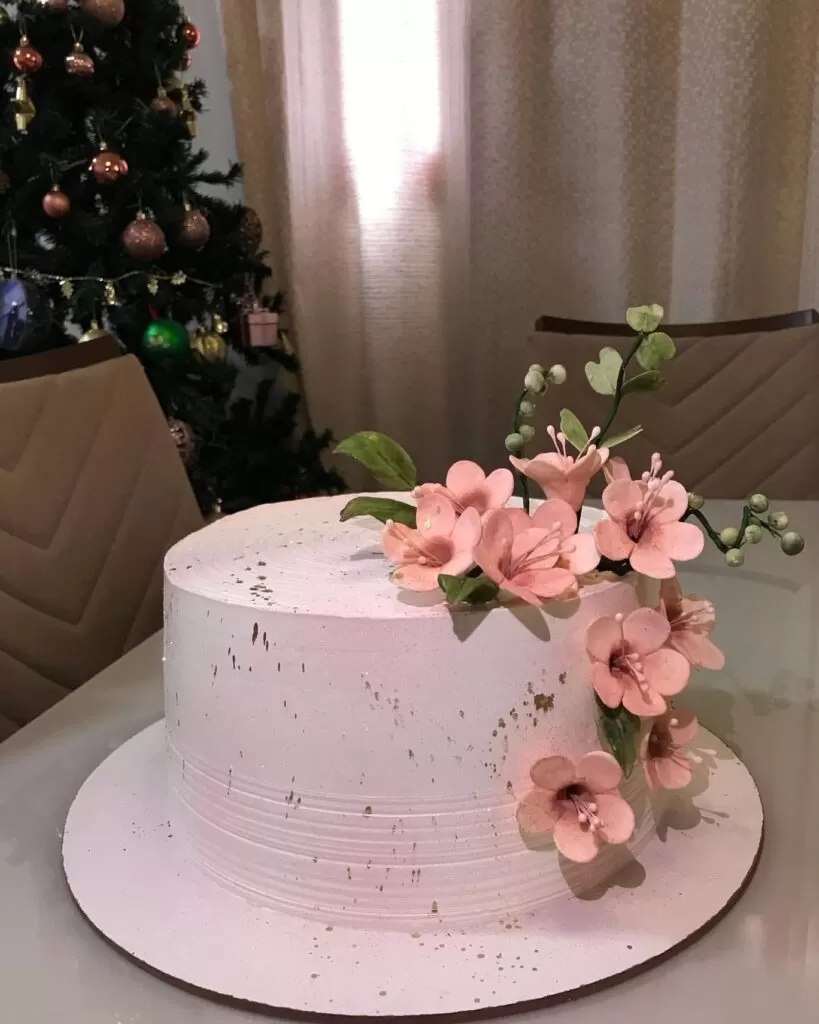 Bolo de Aniversário Feminino Moderno - Decoração Fácil