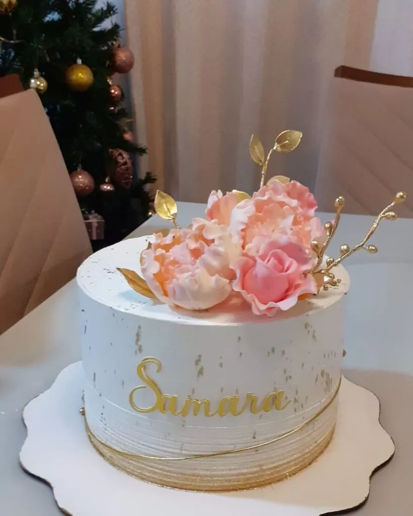 SBolo de Aniversário Feminino Moderno. almão e Dourado