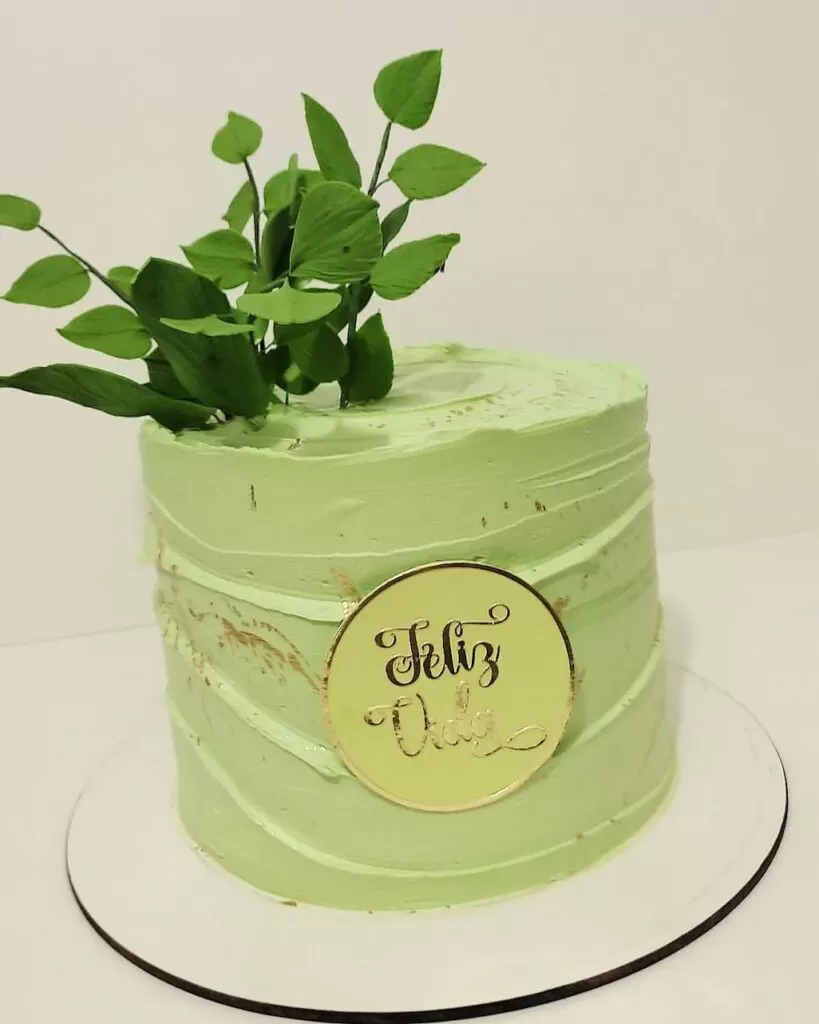 Bolo de Aniversário Feminino Moderno. Tons de Verde