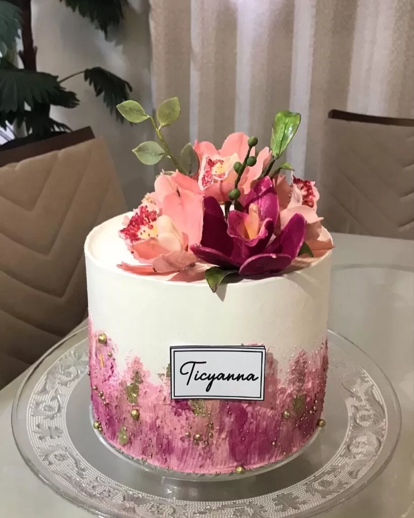 Bolo de Aniversário Feminino → Moderno, Personalizado, Simples, Rosa