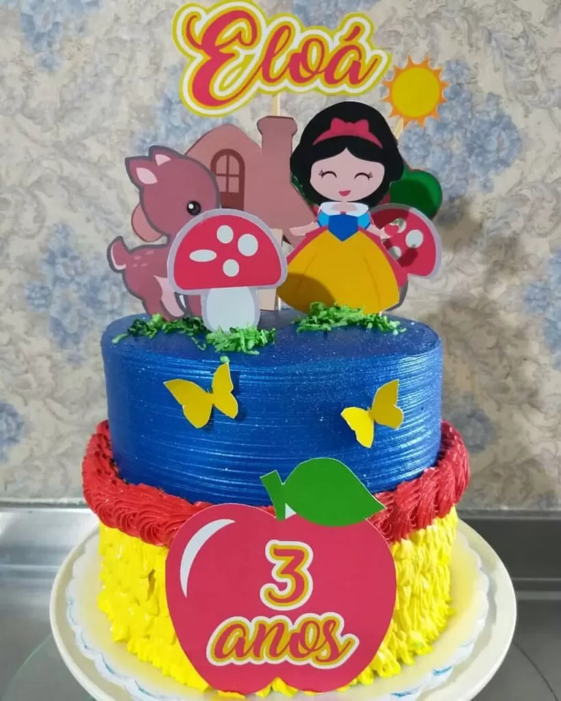 Bolo de Aniversário Infantil Feminino. Branca de Neve Pequeno