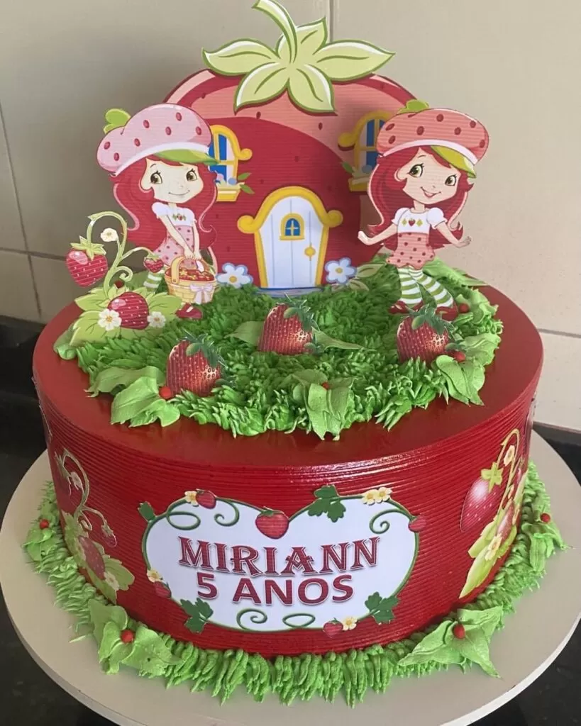 Bolo de Aniversário Infantil Feminino. Moranguinho