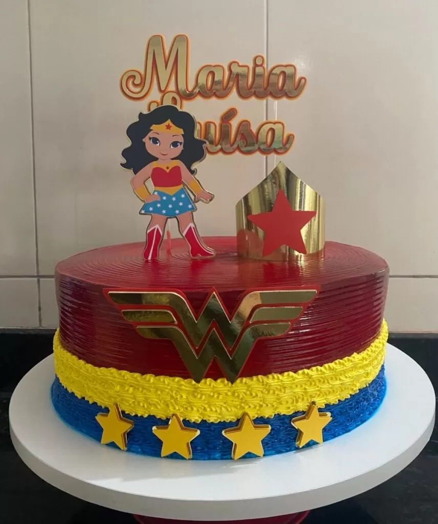 Bolo de Aniversário Infantil Feminino. Mulher Maravilha