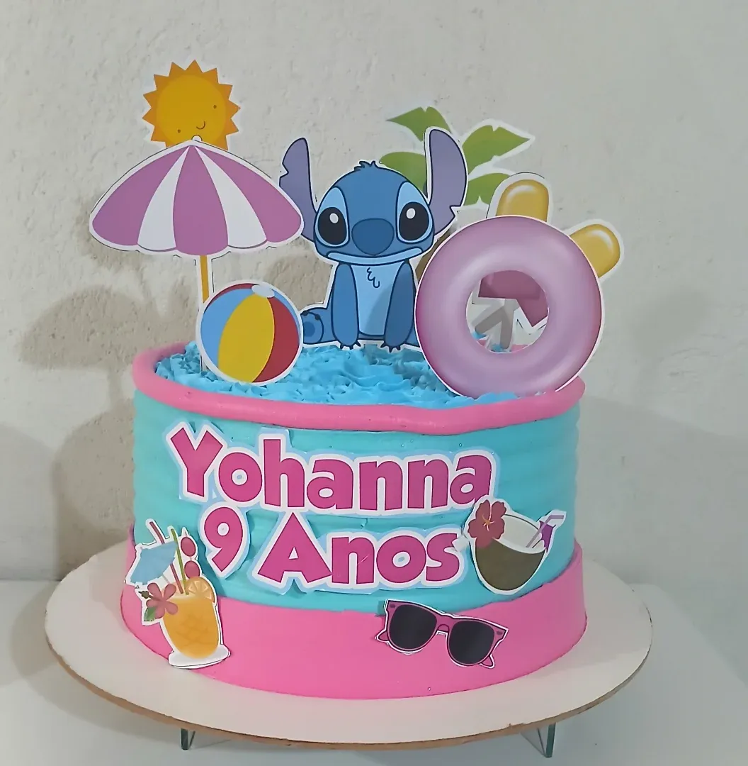 Bolo de aniversário com o tema de praia do Stitch, uma linda inspiração para festa no estilo Pow Party