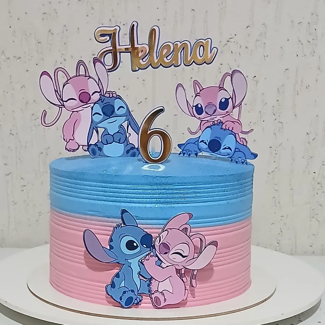 Bolo de aniversário cilíndrico com cobertura listrada azul e rosa. Stitch beija Angel no rosto.